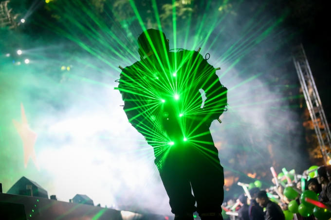 Khán giả lần lượt được NHÌN THẤY âm nhạc thông qua màu sắc và sự chuyển động của ánh sáng.