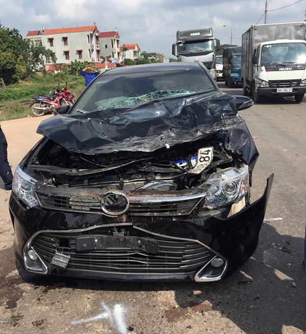 Chiếc Camry rúc gầm xe tải. Ảnh: Trần Dũng.