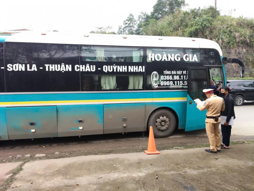 Cán bộ CSGT Tân Lạc duy trì, kiểm soát các phương tiện lưu thông trên Quốc lộ 6.