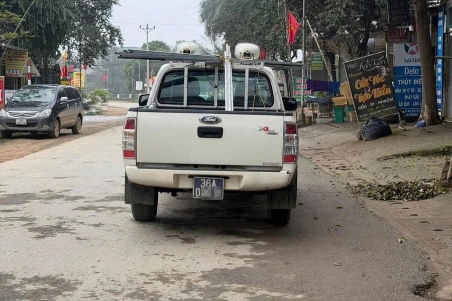 Hình ảnh xe biển xanh vi phạm được người dân phản ánh.