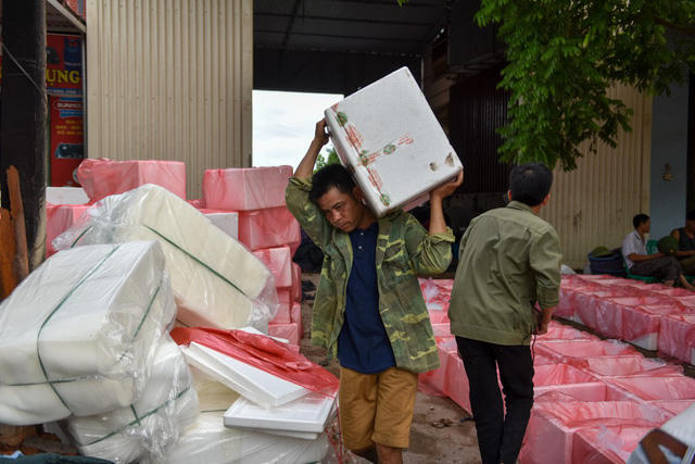 Nh&acirc;n c&ocirc;ng bốc v&aacute;c l&agrave;m việc li&ecirc;n tục trong m&ugrave;a thu hoạch vải.