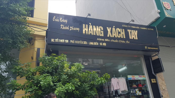 Tấm biển "hàng xách tay"đầy kiêu hãnh này...              ...đã bị hạ xuống và thay bằng tấm biển màu đỏ khá thiếu thẩm mỹ.                      Một số cửa hàng đã hạ và thay biển mới.                    Một cửa hàng nằm tại vị trí trung tâm đã bóc gỡ tất cả các biển hiệu quanh nhà.