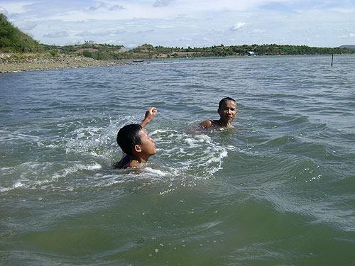 Hè đến, nhiều trẻ em đi tắm sông, tắm biển không có người lớn giám sát. (Nguồn: Internet)