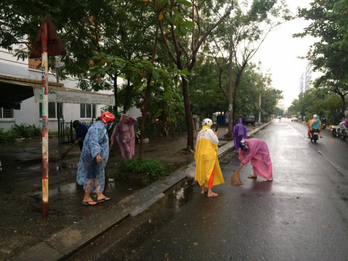 Cán bộ và nhân dân phường Nại Hiên Đông tiếp tục ra quân tổng dọn vệ sinh môi trường phục vụ Tuần lễ cấp cao APEC 2017 trên địa bàn phường ngày 6/11. Ảnh: Quốc Bình.