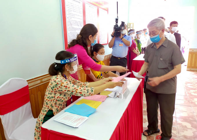 Cử tri đến bỏ phiếu được phân luồng, xếp hàng đảm bảo quy định phòng chống dịch