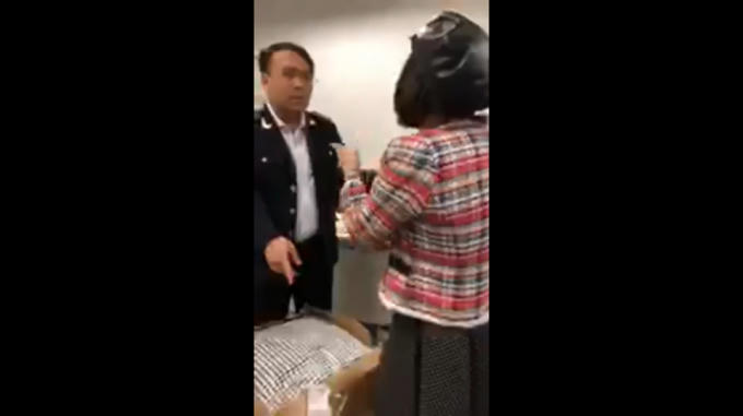 Clip đã gây bức xúc trong dư luận khi tố nhân viên Hải quan Sân bay Nội Bài ép "làm luật".