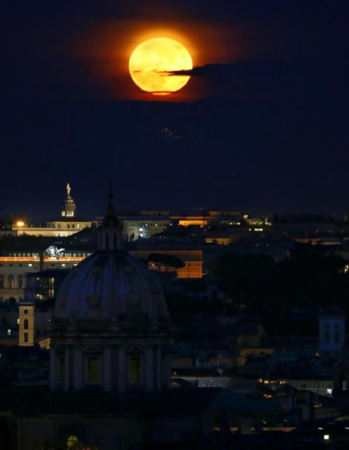 Siêu trăng mọc ở Rome, Italy. (Ảnh: Reuters)