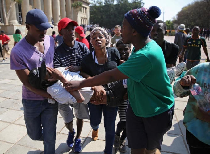 Một sinh viên bị thương trong cuộc đụng độ với lực lượng an ninh ở trường Đại học Witwatersrand. (Ảnh: Reuters)