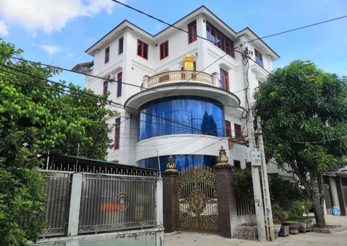 Ở Đô Thành có rất nhiều biệt thự trang hoàng, lộng lẫy