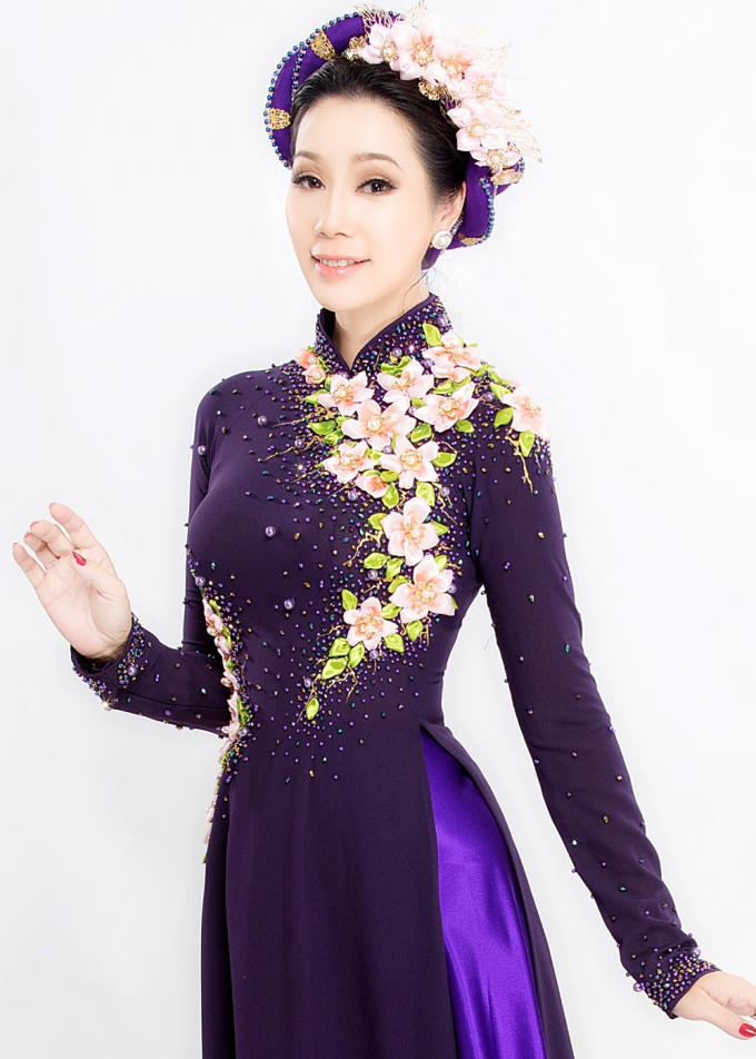 Dù luôn bất bật với công việc nhưng Trịnh Kim Chi vẫn luôn là thỏi nam châm thu hút người đối diện. Ở đó chính là hình ảnh đầy thu hút từ vóc dáng đến nhan sắc thanh thoát, trẻ trung. Vẻ đẹp ấy khiến bao người ngưỡng mộ tựa thách thức thanh xuân.
