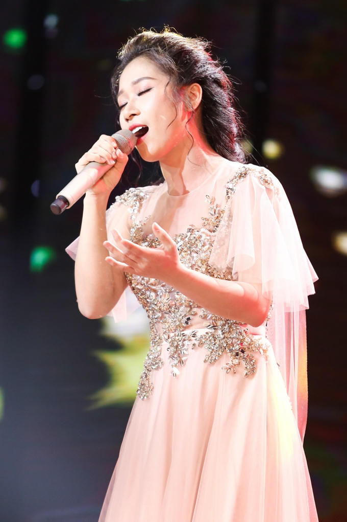 Hellen Thủy nắm tay Hoàng Oanh đại diện team Đàm Vĩnh Hưng bước vào Bán kết Thần tượng Bolero.