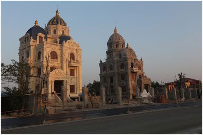 Tọa lạc trên trục đường quốc lộ 1A đoạn đi qua TP. Ninh Bình, lâu đài này thuộc sở hữu của một đại gia ngành xây dựng - Công ty Thành Thắng Ninh Bình.