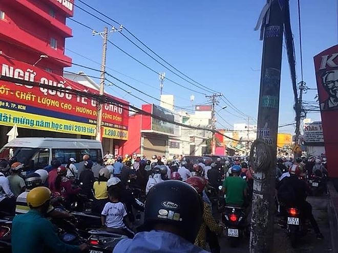 Đường Lê Văn Việt (đoạn cổng Đình Phong Phú) liên tục kẹt xe từ cao điểm.