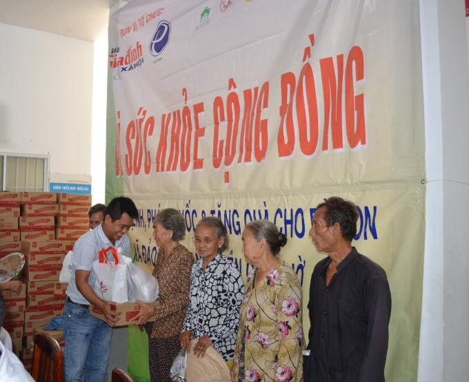 Đại diện Tập đoàn Tân Hiệp Phát trao món quà ấm áp tình cảm đến bà con xã đảo Thạnh An.