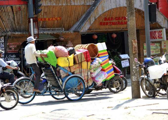 Vì cuộc sống mưu sinh, nhiều người bất chấp tính mạng của bản thân và người đi đường.