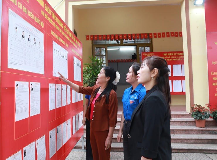 Người dân tại Hà Nội tìm hiểu thông tin về các ứng cử viên.