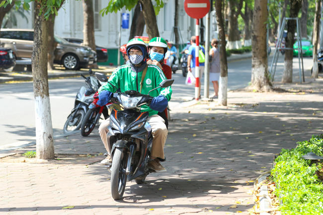 Để đáp ứng yêu cầu của khách hàng, nhiều tài xế còn sẵn sàng phóng xe lên vỉa hè, gây nguy hiểm cho người đi bộ.