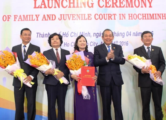 Ông Trương Hòa Bình trao quyết định thành lập tòa chuyên trách cho TAND TP HCM.