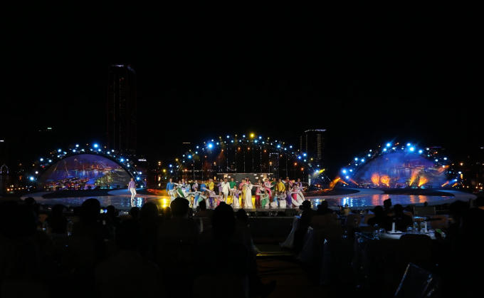 Sân khấu chính DIFF 2018 bừng sáng trong âm thanh, ánh sáng vào tối 30/4.
