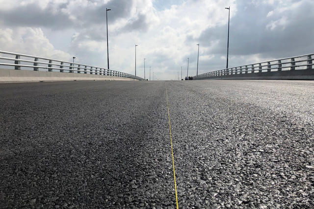 Cầu vượt tr&ecirc;n V&agrave;nh đai 2 gồm 4 l&agrave;n xe, d&agrave;i 316m.