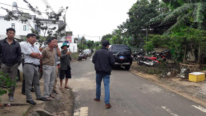 Người dân hiếu kỳ đứng theo dõi sự việc.