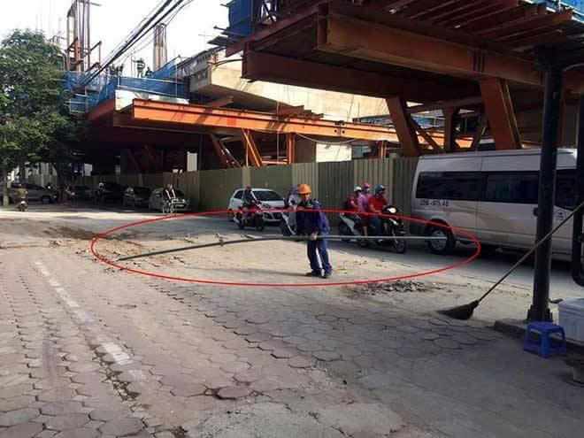 Thanh sắt dài khoảng 3m rơi xuống đường, đoạn Dịch Vọng (Cầu Giấy – Hà Nội).