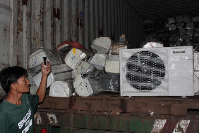 Tài xế mở các thùng xe để lực lượng chức năng kiểm tra.