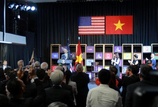 To&agrave;n cảnh ng&agrave;y l&agrave;m việc đầu ti&ecirc;n của Tổng thống Obama tại TP Hồ Ch&iacute; Minh