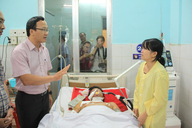 Lãnh đạo UB An toàn giao thông Quốc gia thăm, động viên các nạn nhân và người nhà.