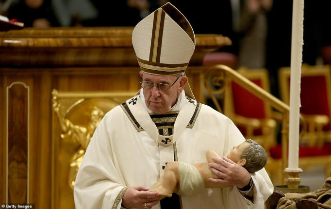 Đức Giáo hoàng bế Chúa Hài Đồng Jesus.