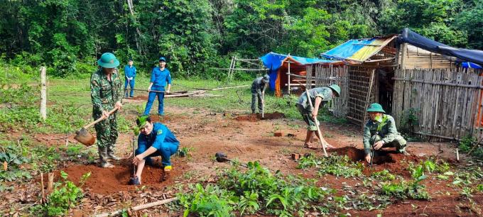 Với tinh thần lạc quan cách mạng, các chiến sĩ biên phòng và dân quân địa phương hăng hái tăng gia sản xuất tại chốt ngăn dịch ở đường mòn, lối mở vùng biên giới để cải thiện bữa ăn trong mùa dịch