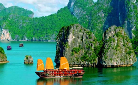 Mỗi năm Hạ Long, Quảng Ninh đón hàng triệu lượt du khách trong và ngoài nước về thăm quan 1 trong 7 kỳ quan thiên nhiên thế giới.