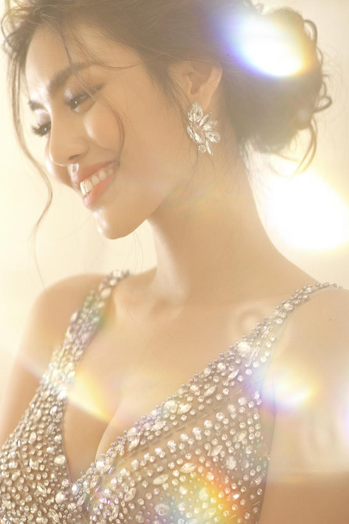 Váy cưới David Wong đặc biệt với 10.000 viên pha lê dành cho Lan Khuê