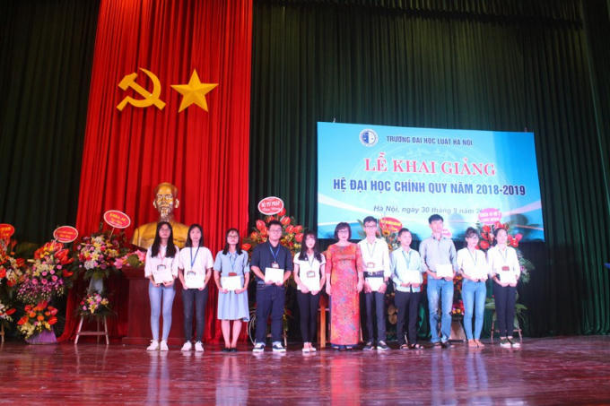 Thứ trưởng tặng quà cho các sinh viên