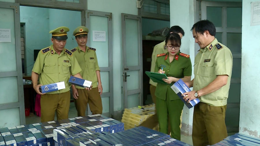 Lực lượng chức năng phối hợp kiểm tra số hàng nhập lậu