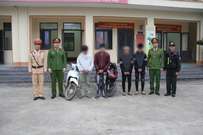 Nhóm học sinh tại cơ quan Công an. (Ảnh: Công an Lào Cai).