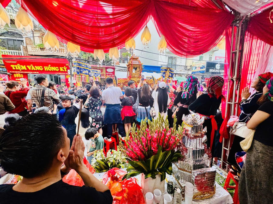 Nhiều doanh nghiệp và hộ kinh doanh tại Lạng Sơn dựng rạp, chuẩn bị bàn lễ và mâm cỗ trước cửa hàng để tham gia không khí lễ hội Kỳ Cùng – Tả Phủ.
