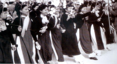 Nhân dân vui mừng chào đón đoàn giải phóng Thủ đô.