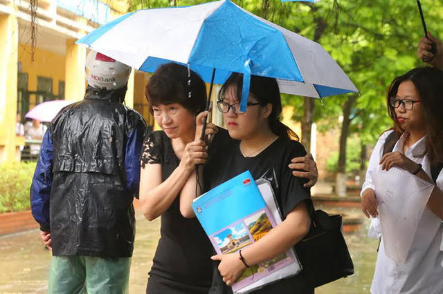 Phụ huynh vào tận nơi đón con tan thi môn cuối. (Ảnh: Mai Châm)