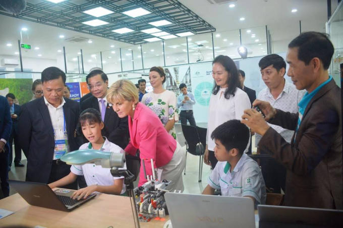 Bộ trưởng Bộ Ngoại giao -Thương mại Australia  Julie Bishop (áo hồng) và ông Chu Ngọc Anh - Bộ trưởng Bộ Khoa học - Công nghệ  lắng nghe hai học sinh trường Đức Trí trình bày, giới thiệu sản phẩm sáng tạo khoa học.