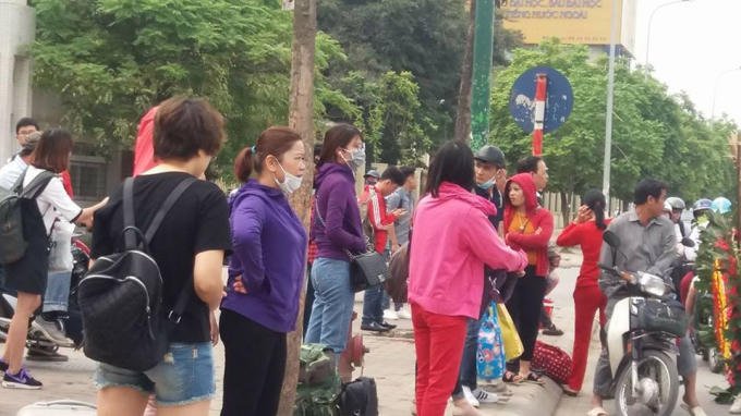 Phần đông ách tắc do ý thức kém của người dân. Cụ thể họ đứng đón xe phía ngoài bến thay vì phải đi vào trong bến xe.