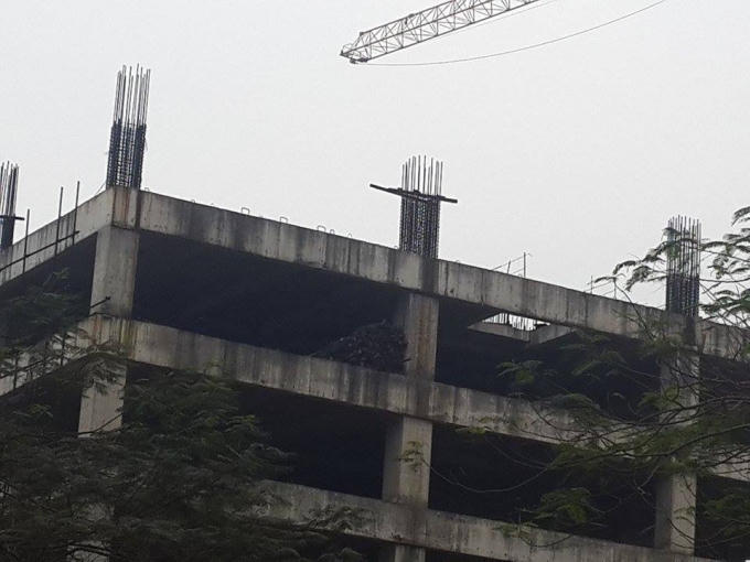 Khung, thép hoen rỉ sau nhiều năm đắp chiếu.