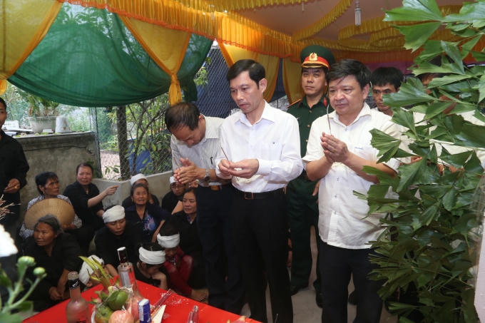 Đại diện UBND tỉnh Hà Nam đến thắp hương, chia buồn cùng gia đình.
