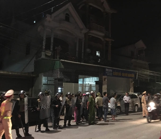 Hàng trăm cảnh sát đã được huy động bao vây, khám xét căn nhà 3 tầng nơi được xác định là một sới bạc quy mô lớn (ảnh Q.Phong).