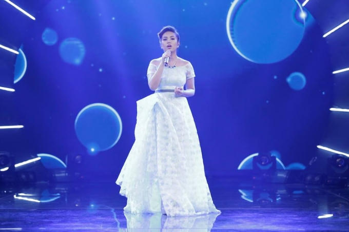 Janice Phương với ca khúc đầu tiên "Love you in silence" đã mang đến phần trình diễn bùng nổ sân khấu.