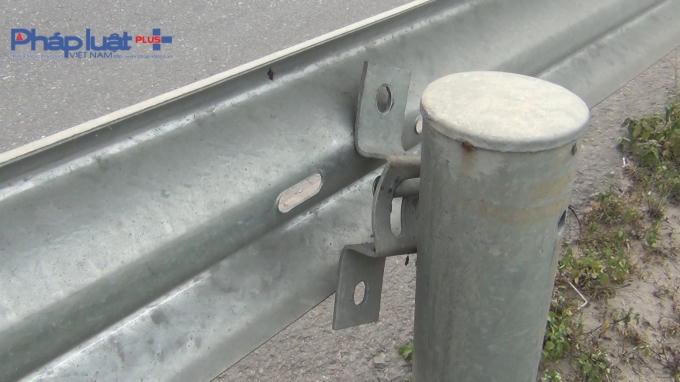 Những tấm tôn hộ lan không còn chiếc đinh ốc nào được đính vào cột.