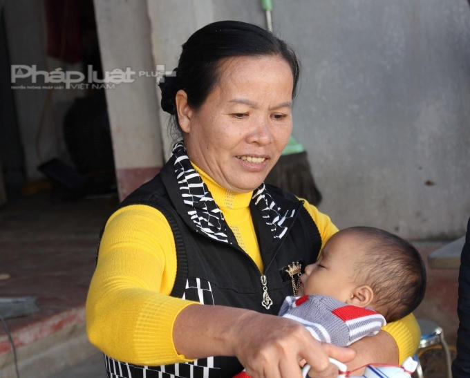 Người phụ nữ đã không ngại gian khó 11 năm trời đi kêu oan cho chồng. Ảnh Hoàng Lịnh.