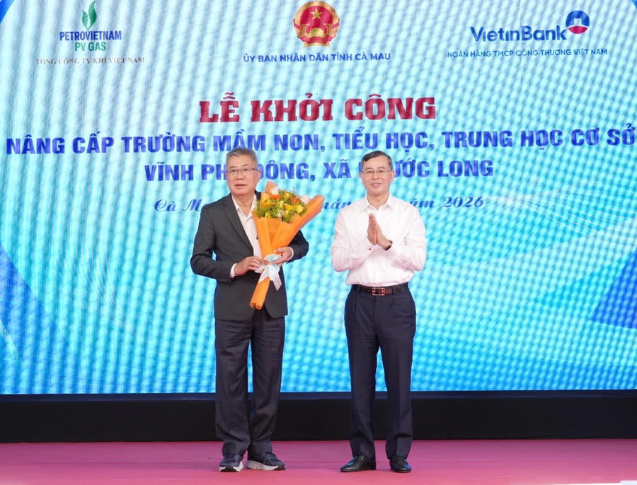 Ông Ngô Văn Tuấn – Ủy viên BCH TW Đảng, Tổng Kiểm toán Nhà nước, tặng hoa tri ân gia đình ông Vương Hữu Nhơn, nguyên Tổng Kiểm toán Nhà nước, người con ưu tú của quê hương Cà Mau.
