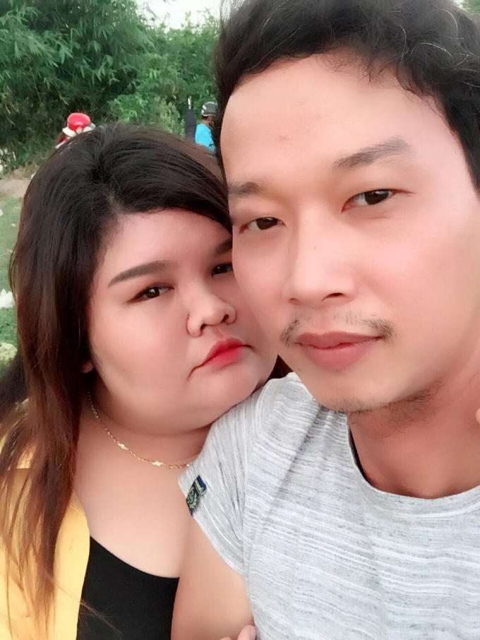 Anh luôn mua đồ ăn ngon về cho vợ tẩm bổ.