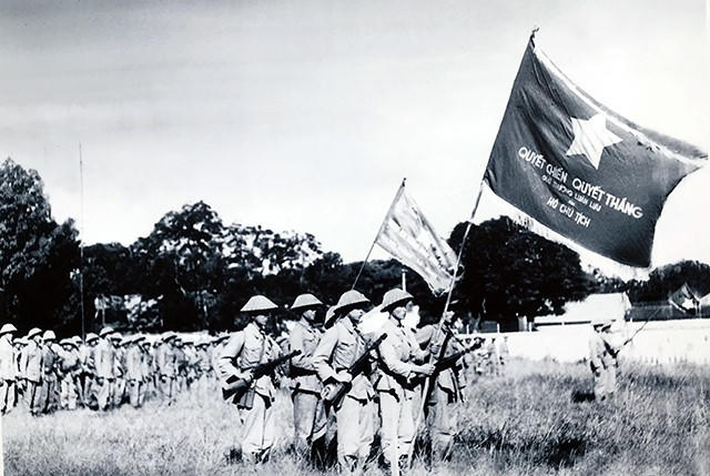 Một đơn vị Trung đoàn Thủ đô với cờ Quyết chiến Quyết thắng của Chủ tịch Hồ Chí Minh, ngày 10/10/1954.